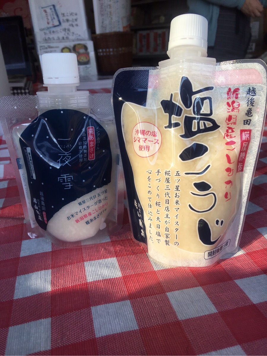 新潟県新潟市で甘酒や塩麹・味噌などの発酵食品加工を作っておられる片山商店様は、こだわりの糀から作られた塩こうじをパウチ容器に充填される工程で液体充填機のハンディ計量充填機（6ZR）をお使いいただいています。