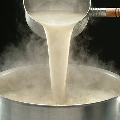 熱々のスープをカップや袋に決まった量を充填できる機械を紹介しています。
