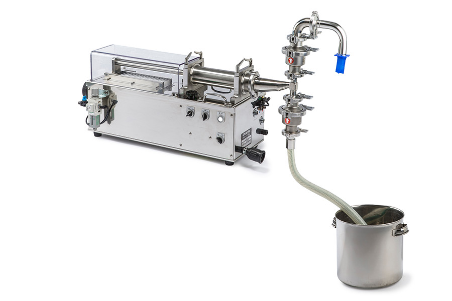 ハイブリッドピストン充填機（PS703）液体仕様はタレやソースなどの液体充填に対応しており既存のコンベアラインとの連動が可能な機械です。