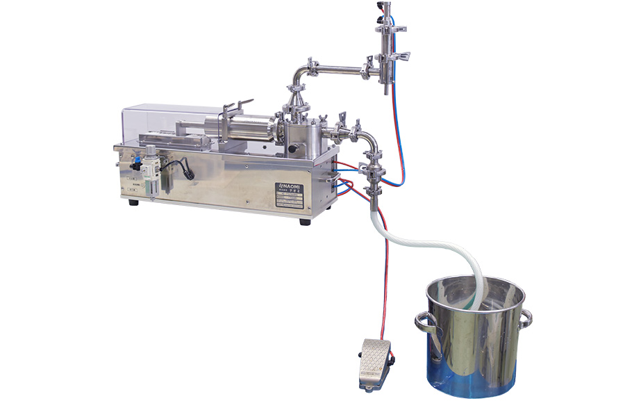 充填機メーカーナオミのオールエアピストン充填機（PSZD）液体仕様はポン酢やタレなどの液体充填物を正確に容器に注ぐ機械です。