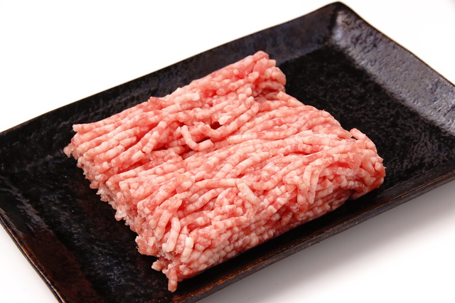 ひき肉の充填-充填機専門メーカー株式会社ナオミ